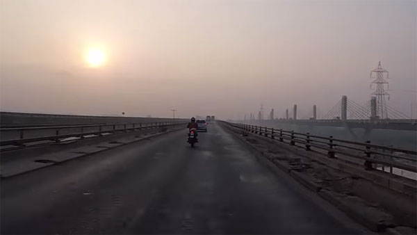 வெளிநாட்டு வாலிபரை சுற்றி வளைத்த இந்திய போலீசார்... என்ன நடந்தது என தெரிந்தால் பெருமைப்படுவீர்கள் வெளிநாட்டு வாலிபரை சுற்றி வளைத்த இந்திய போலீசார்... என்ன நடந்தது என தெரிந்தால் பெருமைப்படுவீர்கள்