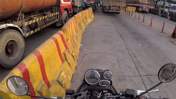 வெளிநாட்டு வாலிபரை சுற்றி வளைத்த இந்திய போலீசார்... என்ன நடந்தது என தெரிந்தால் பெருமைப்படுவீர்கள் வெளிநாட்டு வாலிபரை சுற்றி வளைத்த இந்திய போலீசார்... என்ன நடந்தது என தெரிந்தால் பெருமைப்படுவீர்கள்