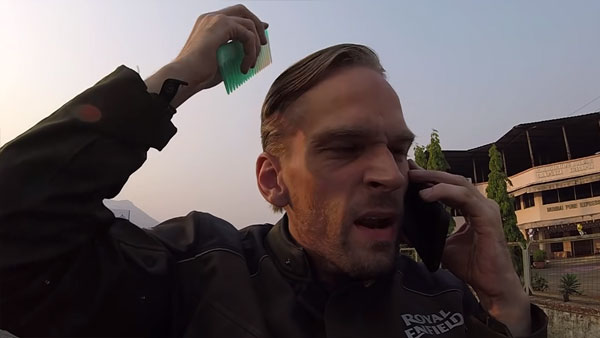 வெளிநாட்டு வாலிபரை சுற்றி வளைத்த இந்திய போலீசார்... என்ன நடந்தது என தெரிந்தால் பெருமைப்படுவீர்கள் வெளிநாட்டு வாலிபரை சுற்றி வளைத்த இந்திய போலீசார்... என்ன நடந்தது என தெரிந்தால் பெருமைப்படுவீர்கள்