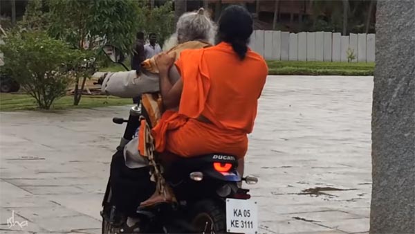 மீண்டும் ஒரு ஆடம்பர பைக்கை வாங்கிய ஜக்கி வாசுதேவ்... விலை எவ்வளவு என தெரிந்தால் கோவப்படுவீர்கள்...