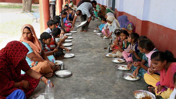 மாணவர்கள் மீது காரை ஏற்றிய அரசுப்பள்ளி ஆசிரியர்... காரணம் என்னவென்று தெரிந்தால் கோவப்படுவீர்கள்...