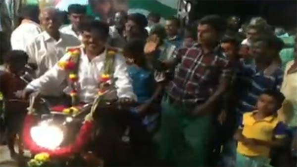 தலைமை ஆசிரியருக்கு புல்லட் பரிசளித்த மாணவ, மாணவிகள்... காரணம் தெரிந்தால் பெருமைப்படுவீர்கள்