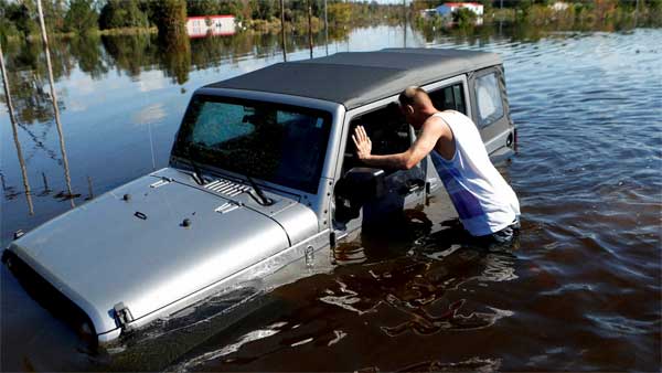 உயிரை பணயம் வைத்து மக்களை மீட்டவர்களுக்கு ஏற்பட்ட சோகம்... கதறும் கேரள வெள்ள மீட்பு பணி ஹீரோக்கள்...