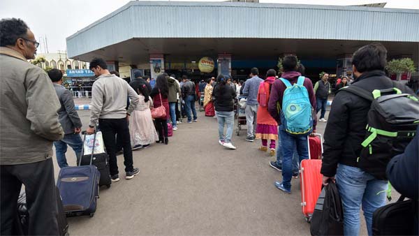 விமானத்தில் இருந்து இறக்கி விட்டதால் கைக்குழந்தையுடன் தவித்த தம்பதி... இரக்கமற்ற பயணிகளால் விபரீதம்