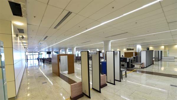 விமானத்தில் இருந்து இறக்கி விட்டதால் கைக்குழந்தையுடன் தவித்த தம்பதி... இரக்கமற்ற பயணிகளால் விபரீதம்