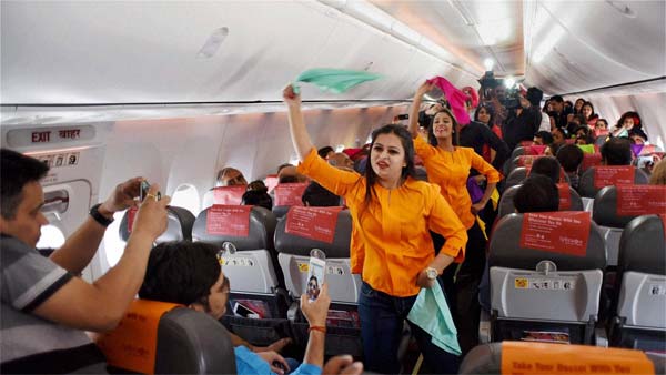 விமானத்தில் இருந்து இறக்கி விட்டதால் கைக்குழந்தையுடன் தவித்த தம்பதி... இரக்கமற்ற பயணிகளால் விபரீதம்