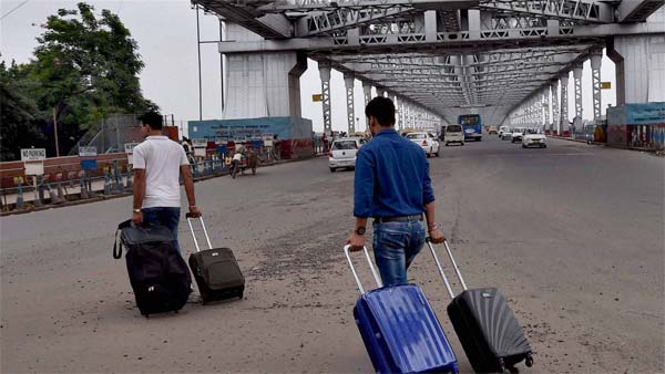 விமானத்தில் இருந்து இறக்கி விட்டதால் கைக்குழந்தையுடன் தவித்த தம்பதி... இரக்கமற்ற பயணிகளால் விபரீதம்