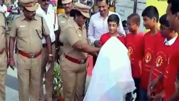 டிராபிக் ரோபோ லஞ்சம் வாங்குமா? சேலத்தில் அறிமுகம் செய்ததால் எடப்பாடிக்கு எதிராக கிளம்பியது சர்ச்சை