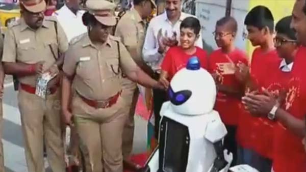 டிராபிக் ரோபோ லஞ்சம் வாங்குமா? சேலத்தில் அறிமுகம் செய்ததால் எடப்பாடிக்கு எதிராக கிளம்பியது சர்ச்சை