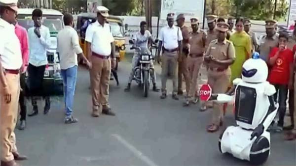 டிராபிக் ரோபோ லஞ்சம் வாங்குமா? சேலத்தில் அறிமுகம் செய்ததால் எடப்பாடிக்கு எதிராக கிளம்பியது சர்ச்சை