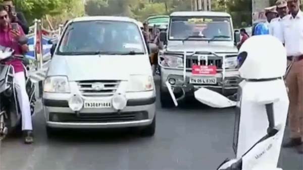 டிராபிக் ரோபோ லஞ்சம் வாங்குமா? சேலத்தில் அறிமுகம் செய்ததால் எடப்பாடிக்கு எதிராக கிளம்பியது சர்ச்சை