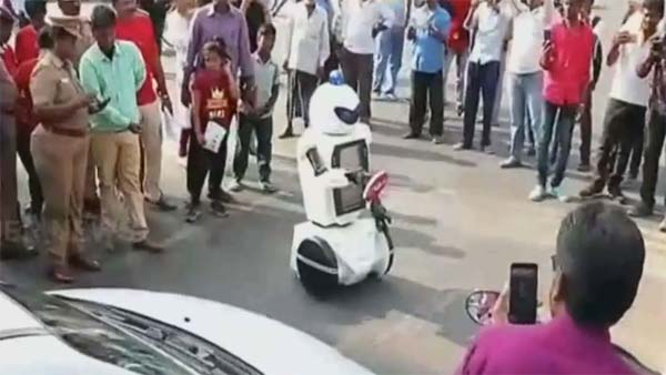 டிராபிக் ரோபோ லஞ்சம் வாங்குமா? சேலத்தில் அறிமுகம் செய்ததால் எடப்பாடிக்கு எதிராக கிளம்பியது சர்ச்சை