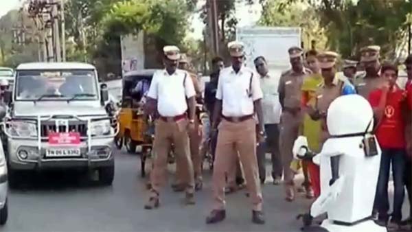 டிராபிக் ரோபோ லஞ்சம் வாங்குமா? சேலத்தில் அறிமுகம் செய்ததால் எடப்பாடிக்கு எதிராக கிளம்பியது சர்ச்சை