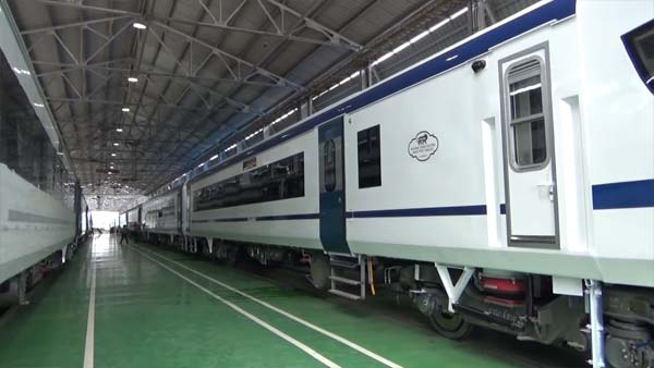 சென்னையில் தயாரான அதிவேக ரயிலின் புதிய பெயர் 'வந்தே பாரத்'!