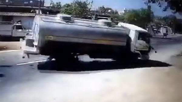 பசுவை காப்பாற்ற தன் உயிரை பணயம் வைத்த லாரி டிரைவர்... வீடியோ வைரல் ஆனதால் குவியும் பாராட்டு...