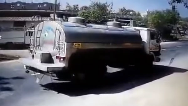 பசுவை காப்பாற்ற தன் உயிரை பணயம் வைத்த லாரி டிரைவர்... வீடியோ வைரல் ஆனதால் குவியும் பாராட்டு...