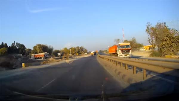 தேசிய நெடுஞ்சாலையில் நேரவிருந்த பெரும் விபத்து அதிர்ஷ்டவசமாக தவிர்ப்பு... வைரலாகும் வீடியோ...