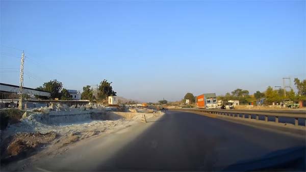 தேசிய நெடுஞ்சாலையில் நேரவிருந்த பெரும் விபத்து அதிர்ஷ்டவசமாக தவிர்ப்பு... வைரலாகும் வீடியோ...