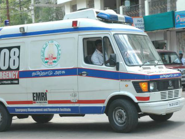 ஆம்புலன்ஸில் உயிருக்காக போராடிய நபர் - வழிவிடாமல் சென்ற இளைஞர்: வீடியோவைப் பார்த்தால் நீங்கள் கோவமடைவது உறுதி! ஆம்புலன்ஸில் உயிருக்கு போராடிய நபர்- வழிவிடாமல் சென்ற இளைஞர்: இதை பார்த்தால் நீங்கள் கோவமடைவது உறுதி!