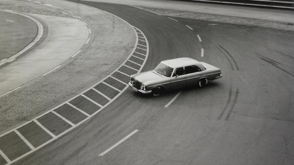 கோர விபத்தில் இருந்து நூலிழையில் தப்பிய 2 கார்கள்... கடவுளாக வந்து உயிர்களை காப்பாற்றியது இதுதான்...