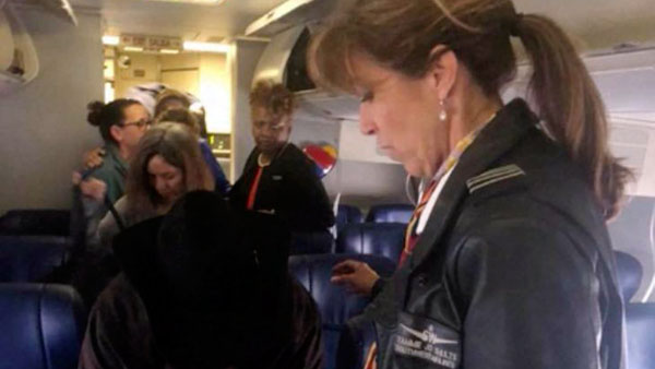 நடுவானில் விமானத்தின் கதவை திறந்த பயணியால் விபரீதம்.. என்ன நடந்தது என தெரிந்தால் அதிர்ச்சியடைவீர்கள்