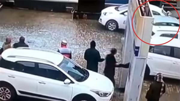 ஹூண்டாய் கார் ஷோரூமில் பெண்ணுக்கு அரங்கேறிய துயரம்: அதிர்ச்சி வீடியோ!