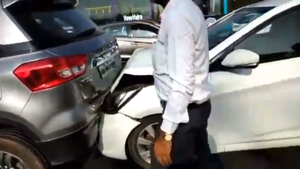 ஒன்றன் பின் ஒன்றாக மோதிய கார்கள்- கோர விபத்தின் வைரல் வீடியோ: இணையதள வாசிகளுக்கு போலீஸ் எச்சரிக்கை!