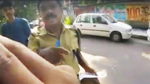 இந்திய இருசக்கர வாகன ஓட்டிகள் போலீஸை வெறுக்க காரணம் இதுதான்: வீடியோக்களின் தொகுப்பு!