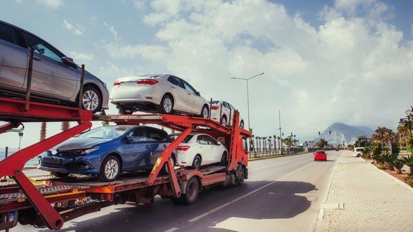 டிரான்ஸ்போர்டர்ஸ் அலட்சியத்தால் பயனற்றுபோன பல லட்சம் மதிப்புள்ள கார்: தக்கபாடம் புகட்டிய நீதிமன்றம்!