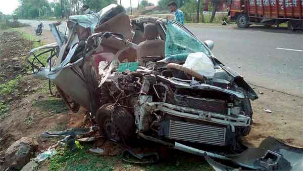 கோர விபத்தில் இருந்து நூலிழையில் தப்பிய 2 கார்கள்... கடவுளாக வந்து உயிர்களை காப்பாற்றியது இதுதான்...