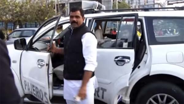 தேர்தல் ஆணையத்திடம் வசமாக சிக்கி கொண்ட காங்கிரஸ் தலைவர்... நடுரோட்டில் நடந்த அசிங்கம் இதுதான்...