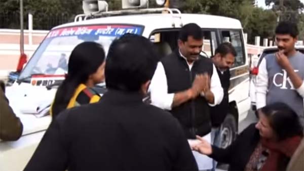 தேர்தல் ஆணையத்திடம் வசமாக சிக்கி கொண்ட காங்கிரஸ் தலைவர்... நடுரோட்டில் நடந்த அசிங்கம் இதுதான்...