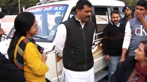 தேர்தல் ஆணையத்திடம் வசமாக சிக்கி கொண்ட காங்கிரஸ் தலைவர்... நடுரோட்டில் நடந்த அசிங்கம் இதுதான்...