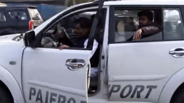 தேர்தல் ஆணையத்திடம் வசமாக சிக்கி கொண்ட காங்கிரஸ் தலைவர்... நடுரோட்டில் நடந்த அசிங்கம் இதுதான்...