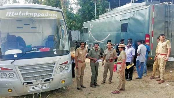 திடீரென உள்ளே புகுந்து ரெய்டு நடத்திய அதிகாரிகள்... நடிகை நயன்தாராவின் சொகுசு வேன் பறிமுதல்...