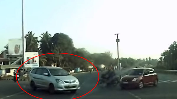 கோர விபத்தில் இருந்து நூலிழையில் தப்பிய 2 கார்கள்... கடவுளாக வந்து உயிர்களை காப்பாற்றியது இதுதான்...