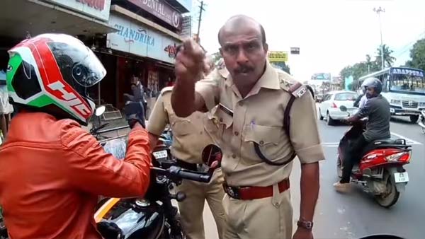 இந்திய இருசக்கர வாகன ஓட்டிகள் போலீஸை வெறுக்க காரணம் இதுதான்: வீடியோக்களின் தொகுப்பு!