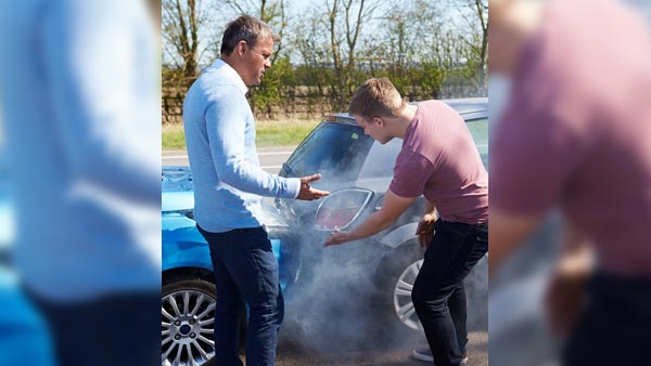 கர்நாடக அரசு பஸ்ஸை அடித்து நொறுக்கி பயணிகளிடம் அராஜகம்... யார் என தெரிந்தால் கோவப்படுவீர்கள்...