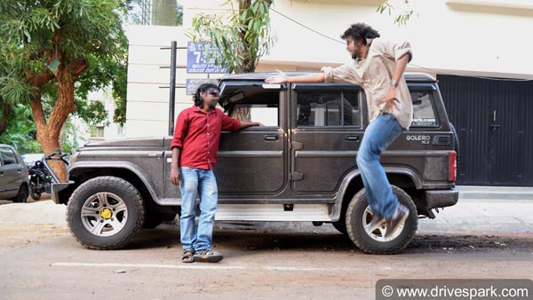 கர்நாடக அரசு பஸ்ஸை அடித்து நொறுக்கி பயணிகளிடம் அராஜகம்... யார் என தெரிந்தால் கோவப்படுவீர்கள்...