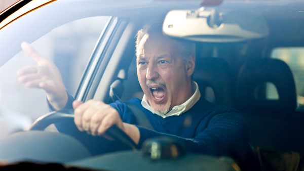 கர்நாடக அரசு பஸ்ஸை அடித்து நொறுக்கி பயணிகளிடம் அராஜகம்... யார் என தெரிந்தால் கோவப்படுவீர்கள்...