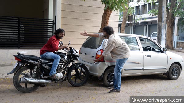 கர்நாடக அரசு பஸ்ஸை அடித்து நொறுக்கி பயணிகளிடம் அராஜகம்... யார் என தெரிந்தால் கோவப்படுவீர்கள்...