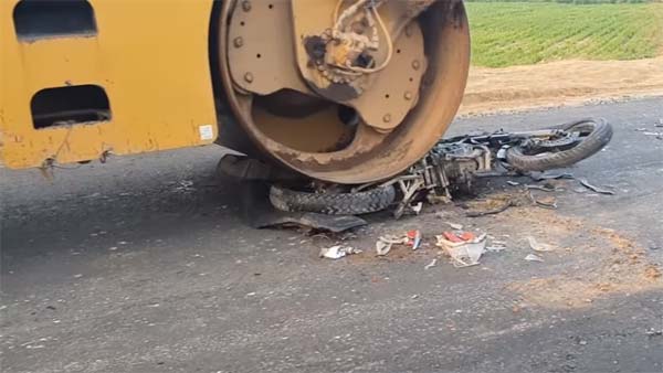 சிபிஇஸட் பைக் மீது ஏறிய ரோட் ரோலர்,