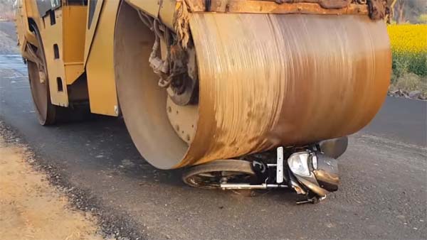 சிபிஇஸட் பைக் மீது ஏறிய ரோட் ரோலர்,