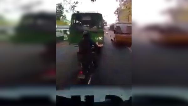 ஆம்புலன்ஸில் உயிருக்கு போராடிய நபர்- வழிவிடாமல் சென்ற இளைஞர்: இதை பார்த்தால் நீங்கள் கோவமடைவது உறுதி!