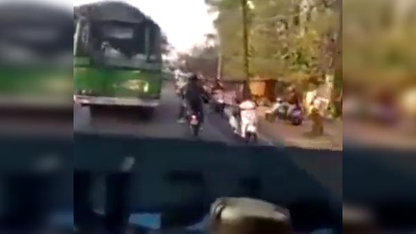 ஆம்புலன்ஸில் உயிருக்கு போராடிய நபர்- வழிவிடாமல் சென்ற இளைஞர்: இதை பார்த்தால் நீங்கள் கோவமடைவது உறுதி!