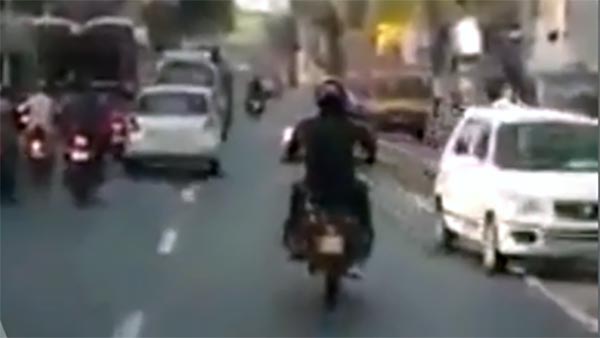 ஆம்புலன்ஸில் உயிருக்கு போராடிய நபர்- வழிவிடாமல் சென்ற இளைஞர்: இதை பார்த்தால் நீங்கள் கோவமடைவது உறுதி!