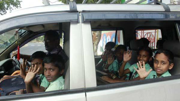 அரசு பள்ளிக்கு மாணவர்கள் வர கார், டீசல்.. இந்த ஆசிரியர் செலவழிக்கும் தொகை தெரிந்தால் ஆச்சரியம் உறுதி