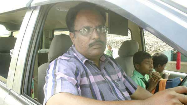 அரசு பள்ளிக்கு மாணவர்கள் வர கார், டீசல்.. இந்த ஆசிரியர் செலவழிக்கும் தொகை தெரிந்தால் ஆச்சரியம் உறுதி