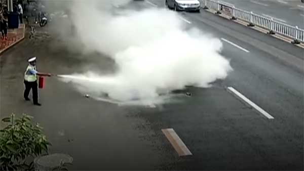 திடீரென தீப்பற்றி எரிந்த ஸ்கூட்டர்... இந்த வீடியோ பார்த்தால் எலெக்ட்ரிக் வாகனங்களை வாங்க மாட்டீர்கள்