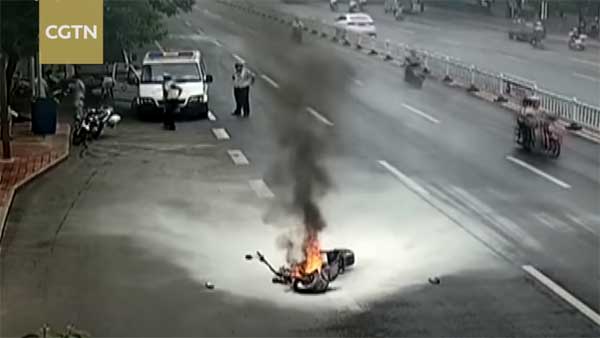 திடீரென தீப்பற்றி எரிந்த ஸ்கூட்டர்... இந்த வீடியோ பார்த்தால் எலெக்ட்ரிக் வாகனங்களை வாங்க மாட்டீர்கள்